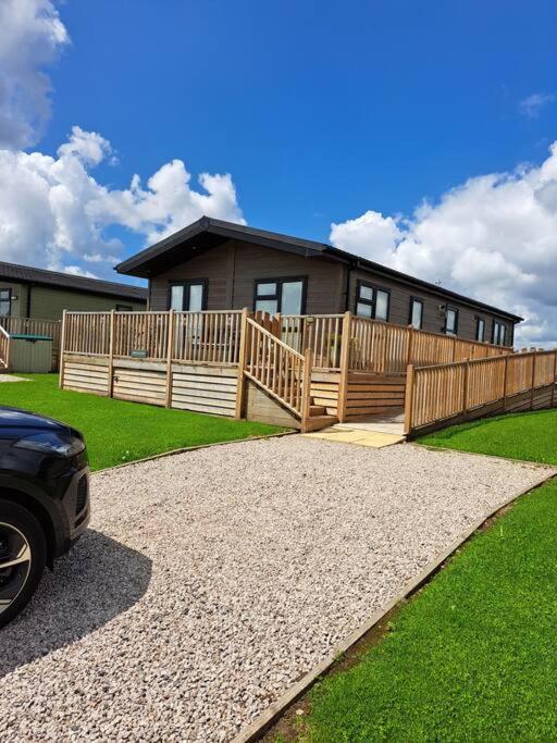 Diddly Squat Lodge With Hot Tub, Pendle View Holiday Park Clitheroe Exterior foto