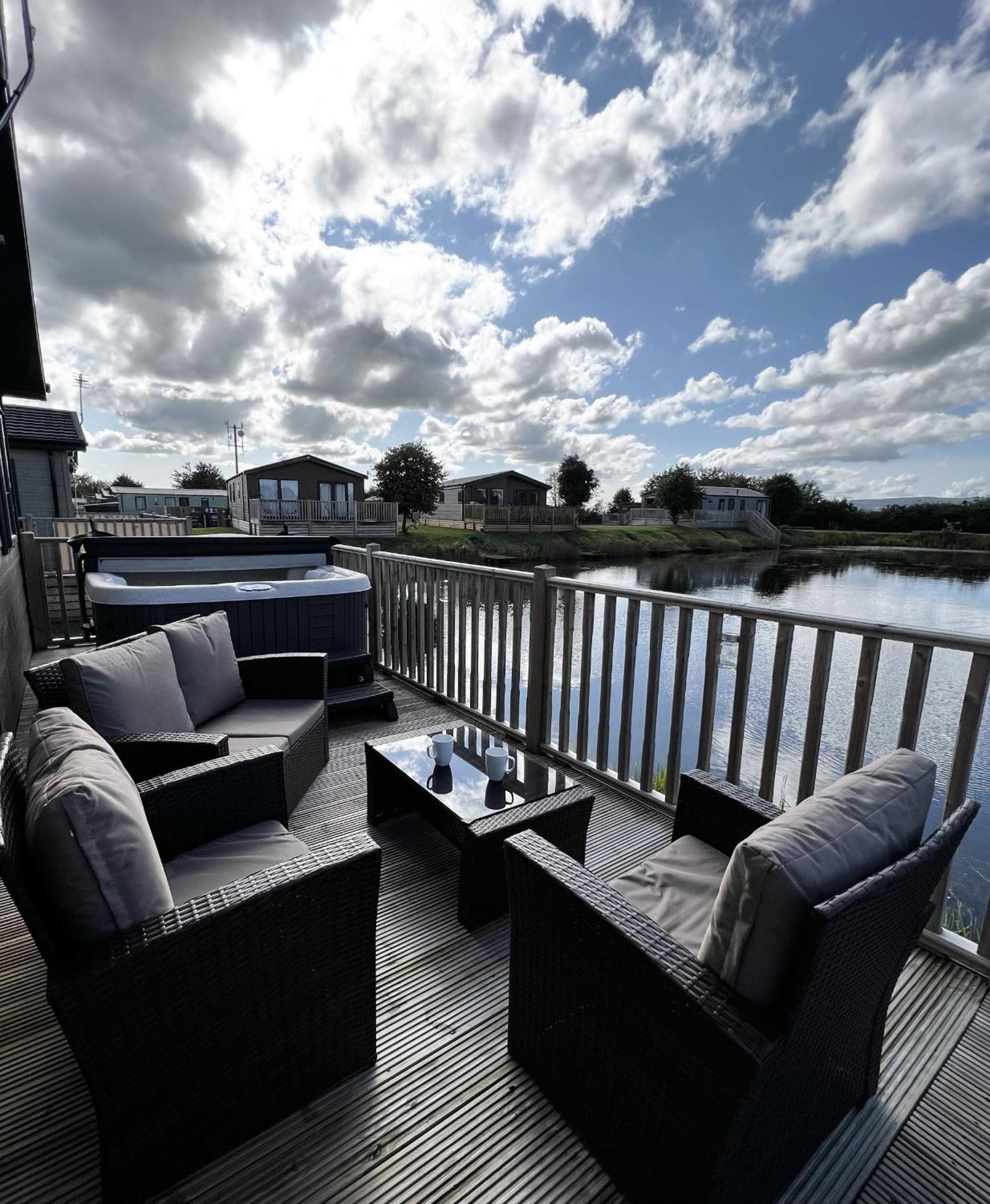Diddly Squat Lodge With Hot Tub, Pendle View Holiday Park Clitheroe Exterior foto